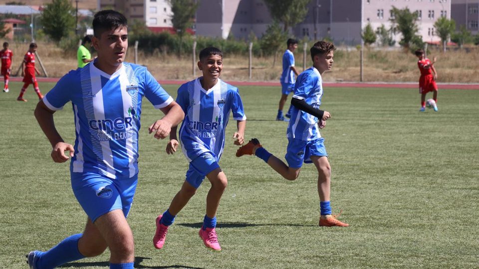 Depremzede çocuklar “kaybedenin olmadığı” futbol turnuvasında moral buluyor